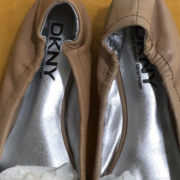EUC DKNY “ Dasha “ Tortoise Bow Logo Flat Shoes Nude/Black - Picture 4 of 13